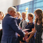 Kobieta otrzymuje nagrodę z rąk prezydenta Tadeusza Truskolaskiego 