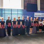 Prezydent Miasta Białegostoku pozuje do pamiątkowego zdjęcia z uczestnikami chóru 