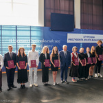 Nagrodzeni stypendiami prezydenta uczniowie pozują do zdjęcia  