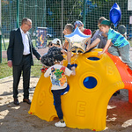 Zastępca prezydenta Zbigniew Nikitorowicz podczas zabaw z dziećmi na placu zabaw