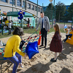 Zastępca prezydenta Rafał Rudnicki podczas zabaw z dziećmi na placu zabaw