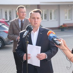 Zastępca prezydenta Przemysław Tuchliński zabiera głos podczas konferencji prasowej