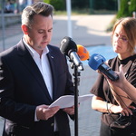Zastępca prezydenta Przemysław Tuchliński odpowiada na pytania dziennikarzy