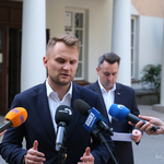 Poseł na Sejm Krzysztof Truskolaski przemawia podczas konferencji prasowej