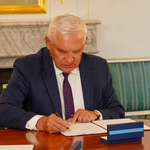 Prezydent Tadeusz Truskolaski podczas podpisywania umowy 