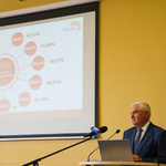 Prezydent Tadeusz Truskolaski przemawia do uczniów