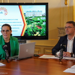 Uczestnicy konferencji prasowej siedzą przy dużym stole w Pałacyku Gościnnym