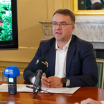 Zastępca prezydenta Adam Musiuk zabiera głos podczas konferencji prasowej