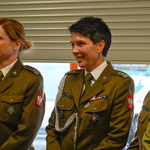 Dwie kobiety w mundurze podczas uroczystości