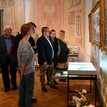 Uczestnicy spotkania podziwiają gabloty w Muzeum Wojska