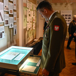 Mundurowy podziwia relikwia znajdujące się w Muzeum Wojska w Białymstoku