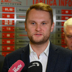 Poseł na Sejm Krzysztof Truskolaski przemawia podczas konferencji