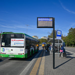 Pasażerowie wsiadający do autobusu BKM