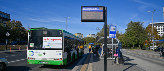 Pasażerowie wsiadający do autobusu BKM