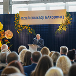 Pan Leszek Kochanowski Dyrektor XIV Liceum Ogólnokształcącego zabiera głos podczas uroczystości 