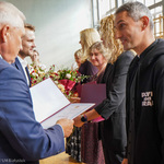 Mężczyzna otrzymuje gratulacje z rąk prezydenta Tadeusza Truskolaskiego 