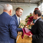 Prezydent Tadeusz Truskolaski oraz Poseł na Sejm Krzysztof Truskolaski gratulują białostockim nauczycielom 