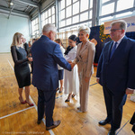 Nauczycielka zostaje nagrodzona z rąk prezydenta Tadeusza Truskolaskiego