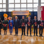 Prezydent Tadeusz Truskolaski w towarzystwie nagrodzonych nauczycieli 