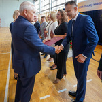 Mężczyzna podaje dłoń prezydentowi Tadeuszowi Truskolaskiemu