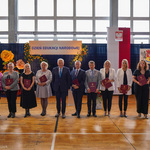 Prezydent Tadeusz Truskolaski pozuje do zdjęcia w towarzystwie białostockich nauczycieli 