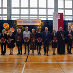 Uczestnicy Dnia Edukacji Narodowej pozują do pamiątkowego zdjęcia z prezydentem Tadeuszem Truskolaskim 