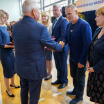 Mężczyzna podaje dłoń prezydentowi Tadeuszowi Truskolaskiemu 