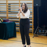 Młoda kobieta śpiewa podczas wydarzenia 