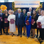 Grupa nagrodzonych nauczycieli pozuje do zdjęcia z prezydentem Tadeuszem Truskolaskim 