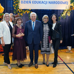 Cztery nauczycielki pozują do pamiątkowego zdjęcia z prezydentem Tadeuszem Truskolaskim 