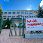 Baner Nie śpij bo Cię przegłosują wisi na ogrodzeniu jednego z budynków edukacyjnych Białegostoku