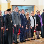 Zastępcy prezydenta Rafał Rudnicki, Przemysław Tuchliński oraz inni uczestnicy stoją na baczność 