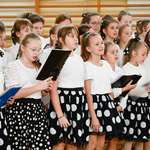 Dziewczynki podczas śpiewu 