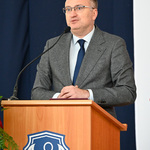 Zastępca prezydenta Rafał Rudnicki przemawia z mównicy 
