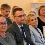 Zastępca prezydenta Rafał Rudnicki siedzi wśród uczestników spotkania