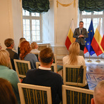 Uczestnicy spotkania słuchają przemówienia zastępcy prezydenta Rafała Rudnickiego