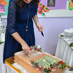 Kobieta podczas krojenia tortu 