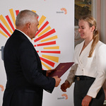 Sylwia Szczerbińska odbiera gratulacje oraz nagrodę z rąk prezydenta Tadeusza Truskolaskiego