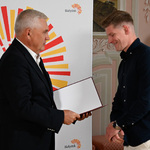 Prezydent Tadeusz Truskolaski gratuluje Aleksandrowi Kitewskiemu