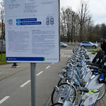 Stacja, na której można wypożyczyć rower BiKeR. Obok stacji znajduje się tablica informacyjna oraz instrukcja