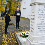 Zastępca prezydenta Rafał Rudnicki składa hołd przy grobie rodziny Wieczorków 