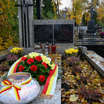 Kwiaty oraz znicze stoją na grobie Antoniego Roleder