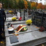 Zastępca prezydenta Rafał Rudnicki w asyście mundurowego ze Straży Miejskiej stawia światło pamięci na grobie Andrzeja Meyer 