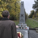 Zastępca prezydenta Zbigniew Nikitorowicz stoi przy grobie Ludwika Kmicica Skrzyńskiego