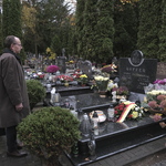 Zastępca prezydenta Zbigniew Nikitorowicz stoi przy grobie Jerzego Koffer 