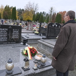 Zastępca prezydenta Zbigniew Nikitorowicz oddaje hołd przy pomniku Eugenii Kuli