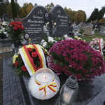 Złożone kwiaty oraz znicz stojący na grobie Justyny Moniuszko