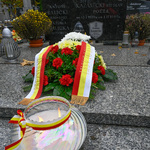 Kwiaty oraz znicz leżące na grobie rodziny Kazaneckich 