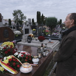 Zastępca prezydenta Zbigniew Nikitorowicz oddaje hołd pod pomnikiem Krzysztofa Putry