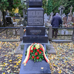 Złożone kwiaty oraz znicz stoją przy grobie Witolda Jana Łuszczewskiego 